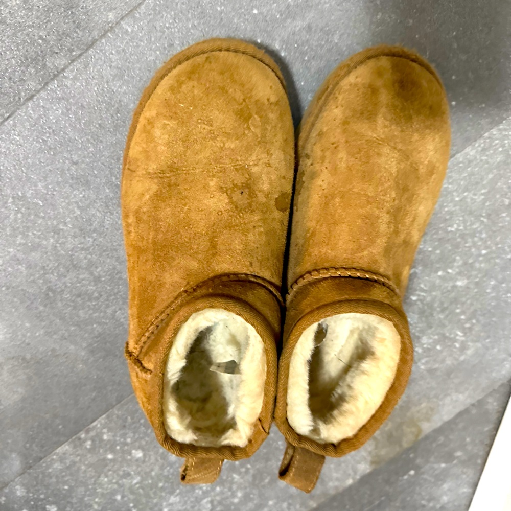 Women’s size 6 ultra Mon Uggs